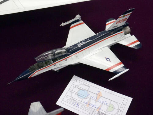 正 - F-16D Vista